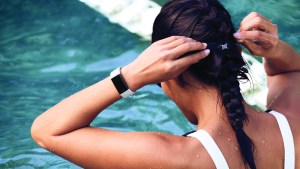 fitbit_charge_3_lifestyle_water_proof_0994