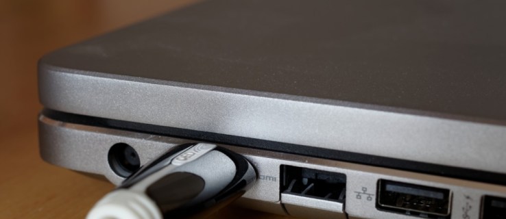 Jak podłączyć jeden, dwa lub więcej monitorów do laptopa, w tym USB typu C?