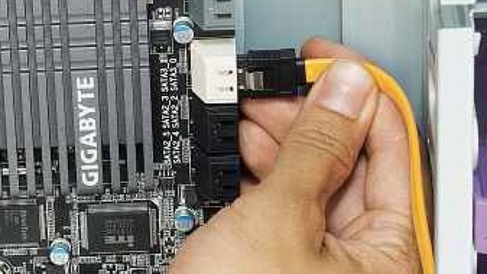 plug-sata-cable-in-motherboard