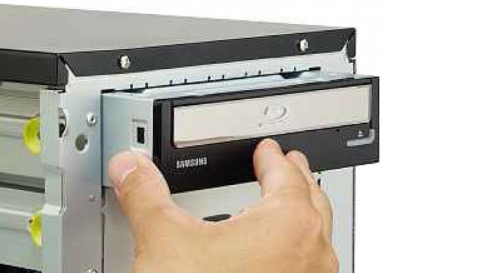 insert-an-optical-drive-into-pc-case