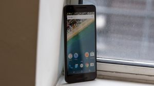 Google Nexus 5: يظهر الجانب الأمامي والأيسر
